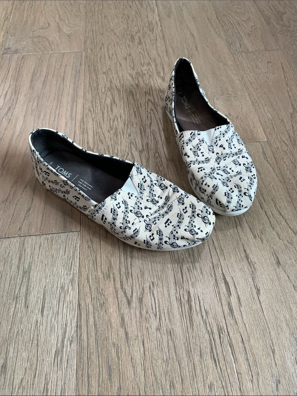 Toms White Canvas Slip-On Shoes with Black Music Note Print Size 6